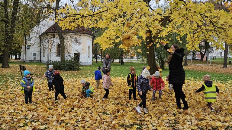 Říjen 2025 Hry s přírodninami